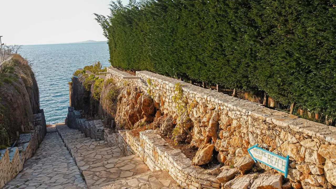 Villa Amos At Aquamarine Residence Wlora