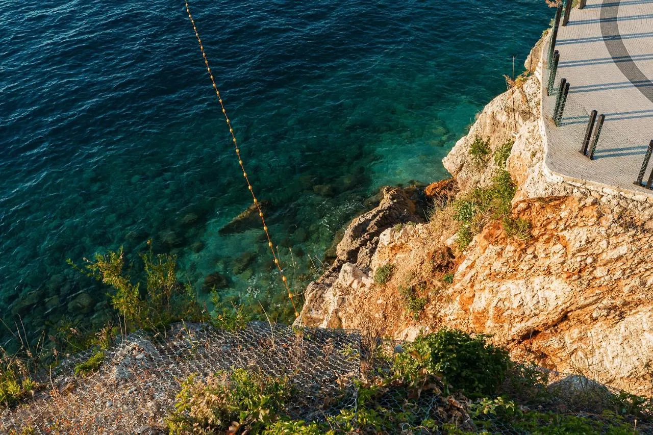 Villa Amos At Aquamarine Residence Vlore