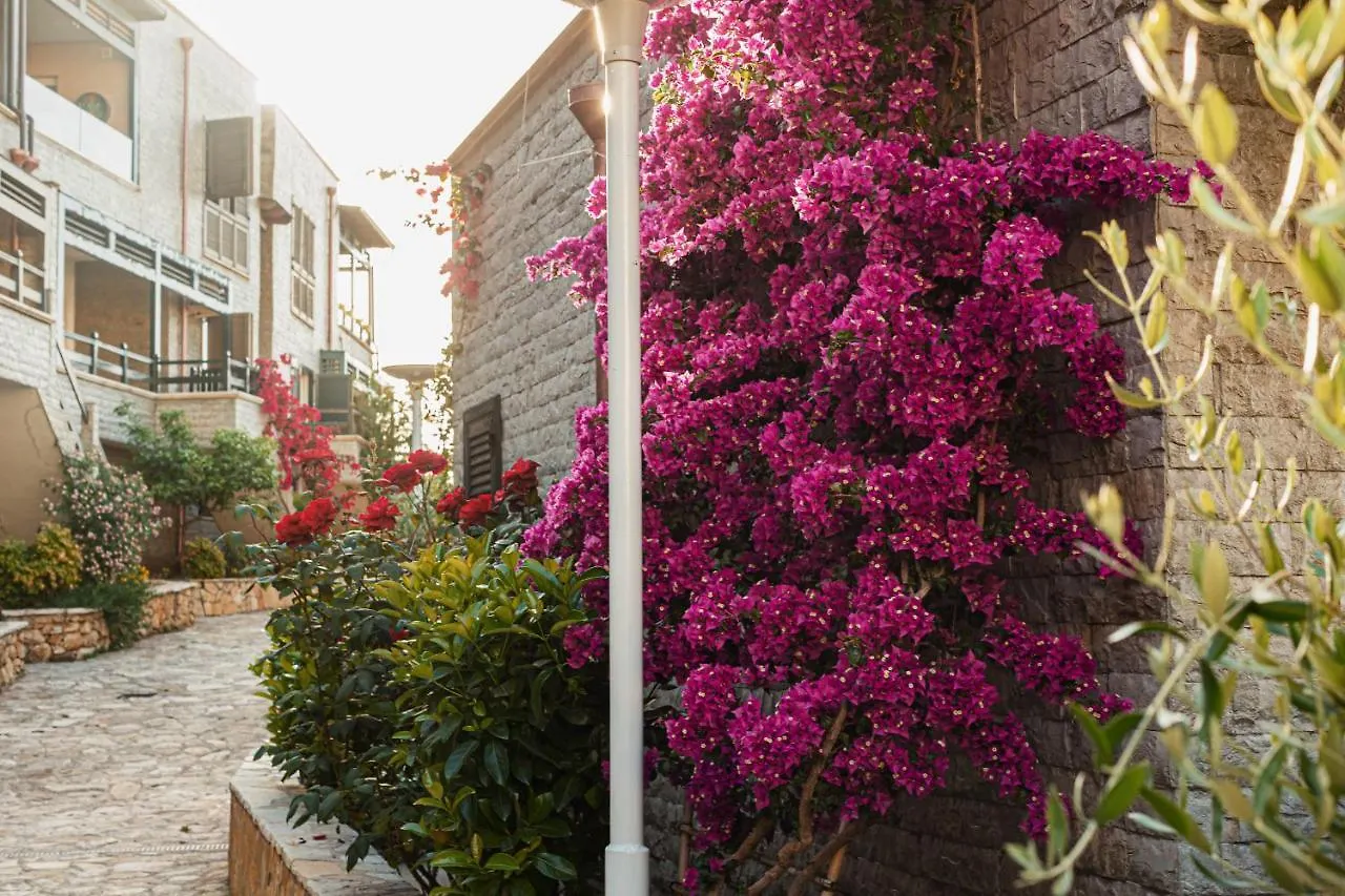 Villa Amos At Aquamarine Residence Wlora